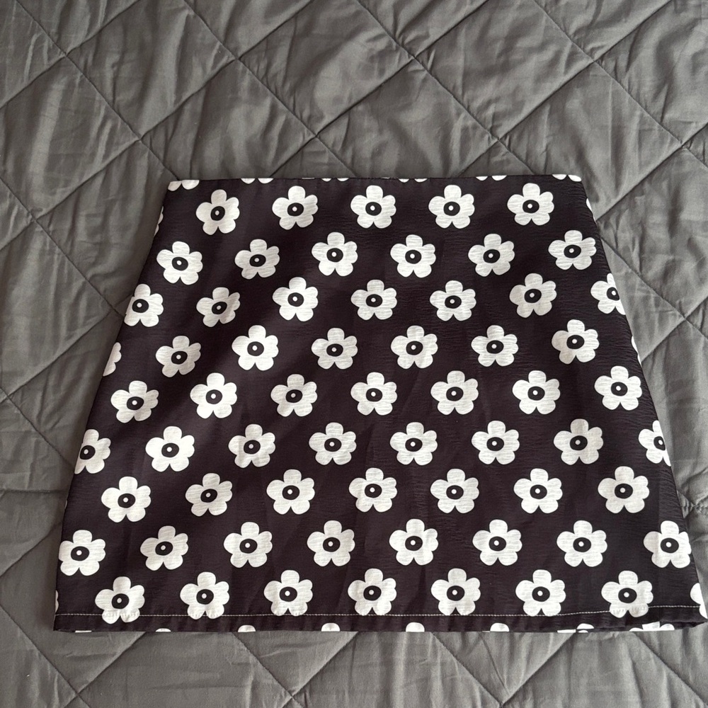 *Black and White Floral Mini Skirt